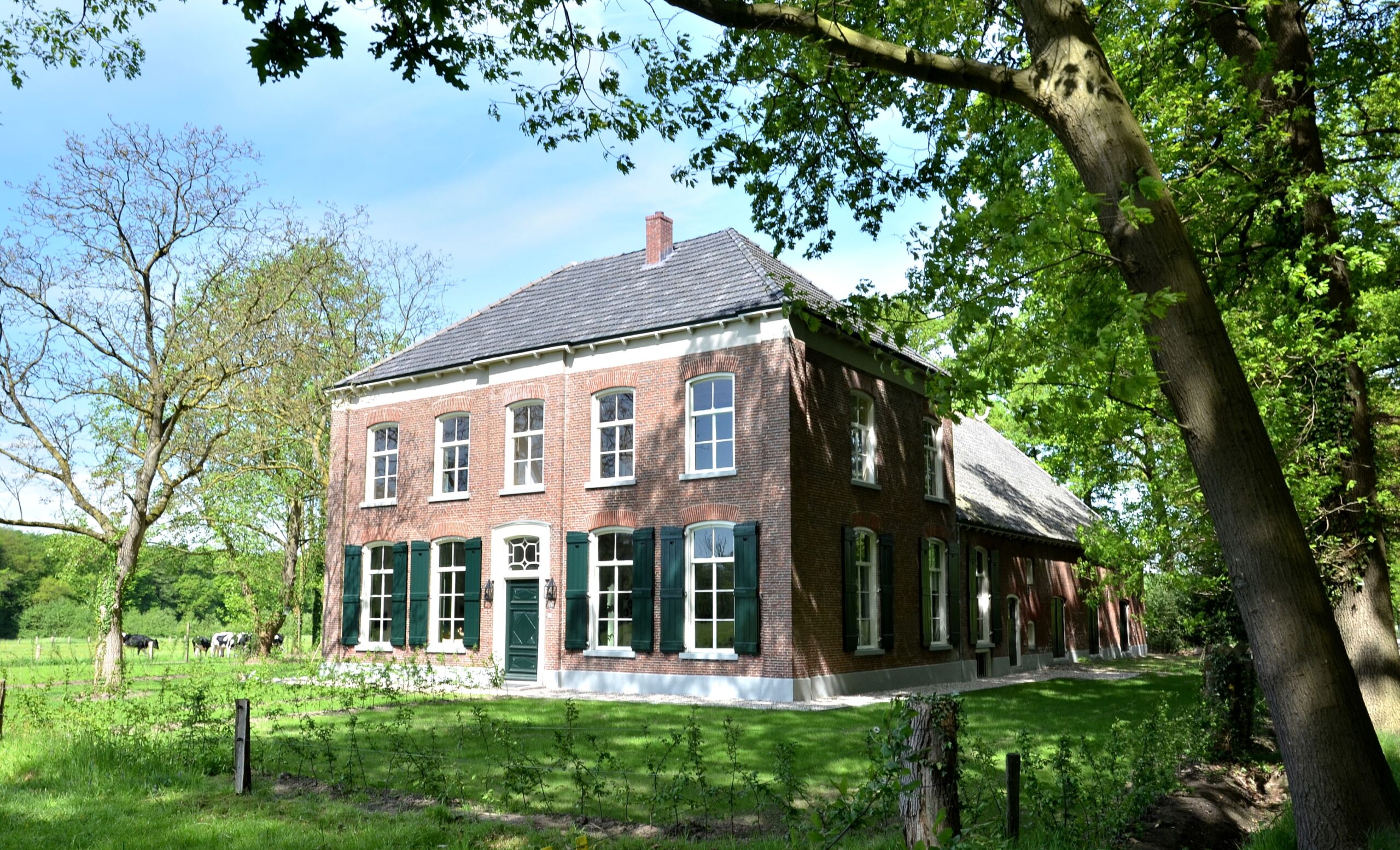 Scholtengoed Hijink; voorzijde van de boerderij met monumentale deur en groene luiken.
