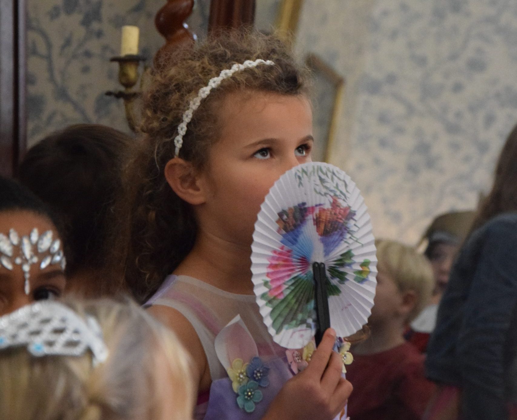 Prinses tijdens de 'Hoe word ik een prins of prinses? rondleiding