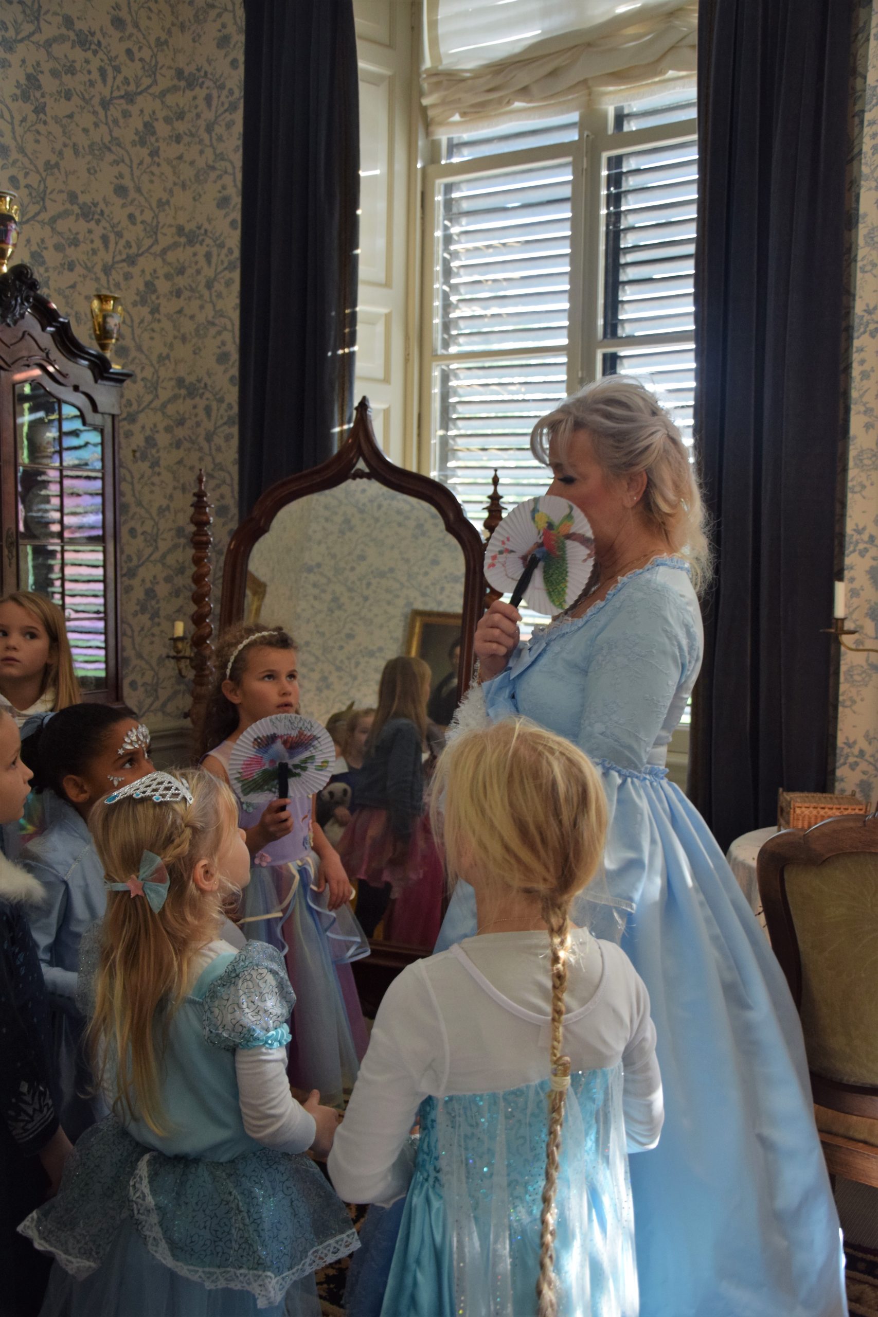 Prinsessen tijdens de 'Hoe word ik een prins of prinses? rondleiding