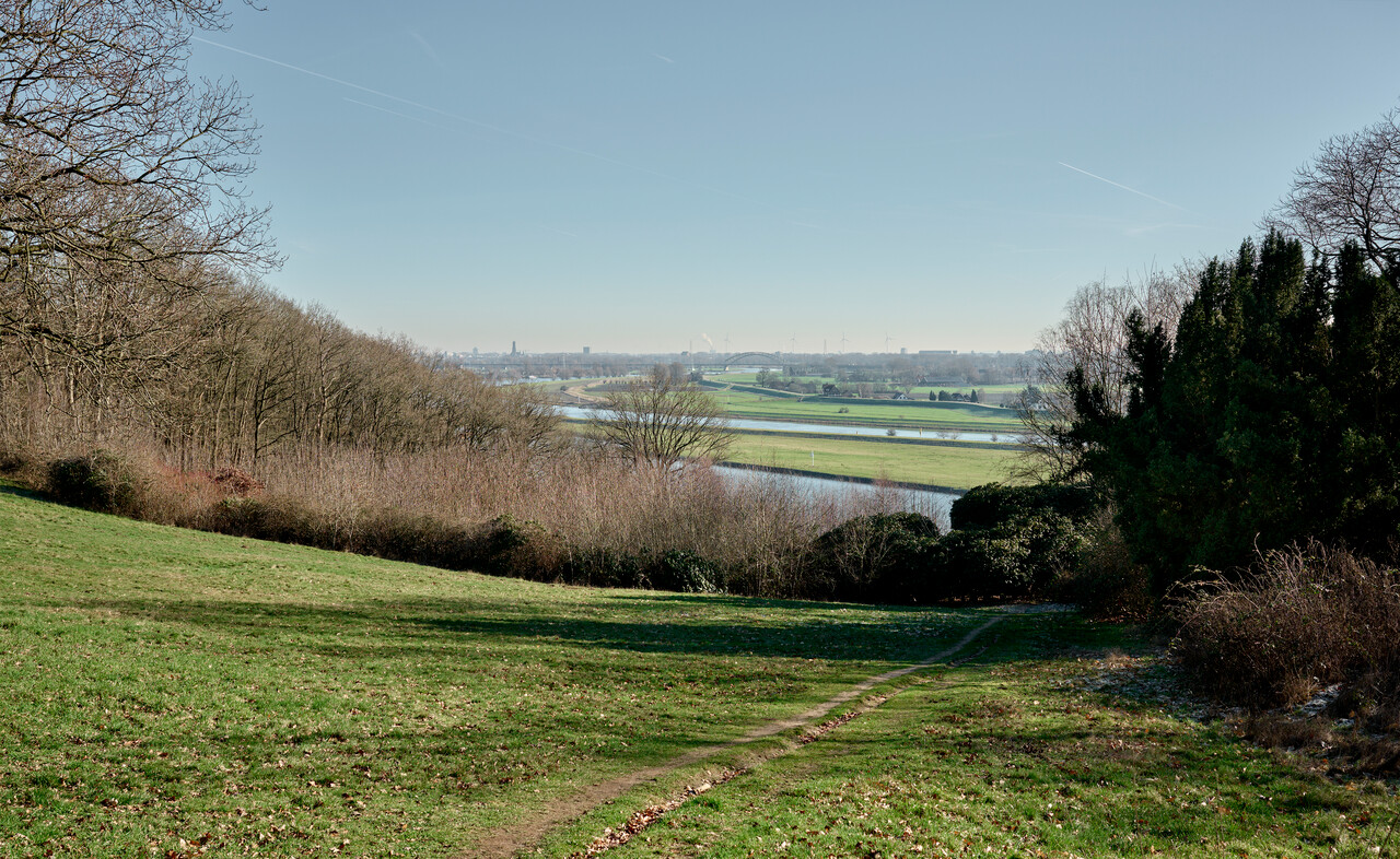 uitzicht vanaf de stuwwal over de Rijn en de uiterwaarden