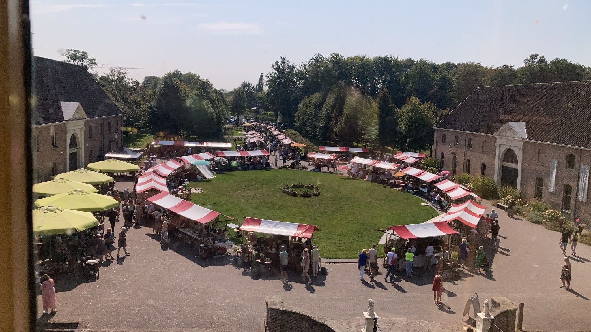 Cannenburch-kasteel-antiek-en-curiosafair-voorplein