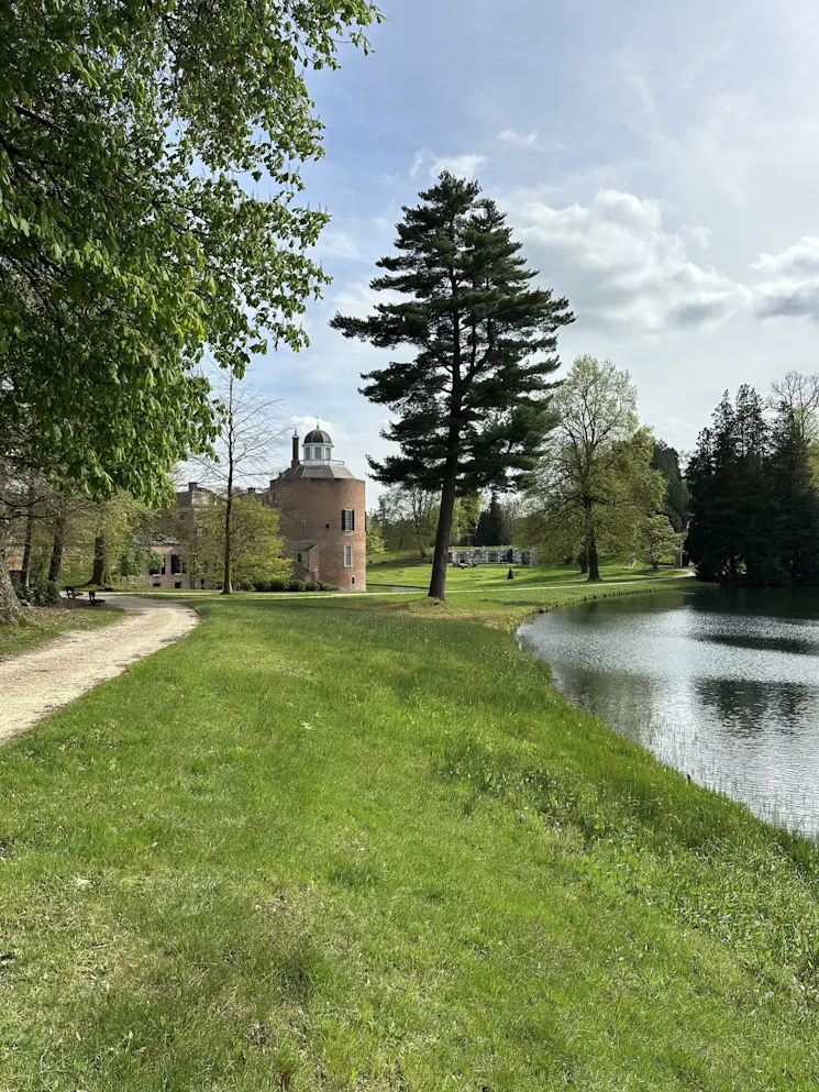 Voorjaar in park Rosendael met uitzicht op de donjon van het kasteel