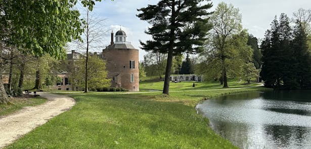 Voorjaar in park Rosendael met uitzicht op de donjon van het kasteel