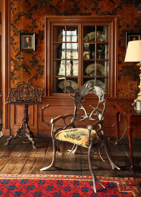 Stoel gemaakt van hertengewei in de eerste salon