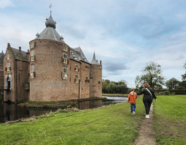 Moeder en zoon wandelen rondom kasteel Ammersoyen