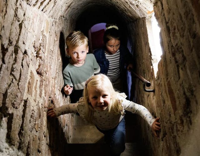 Kinderen beklimmen een toren in kasteel Ammersoyen