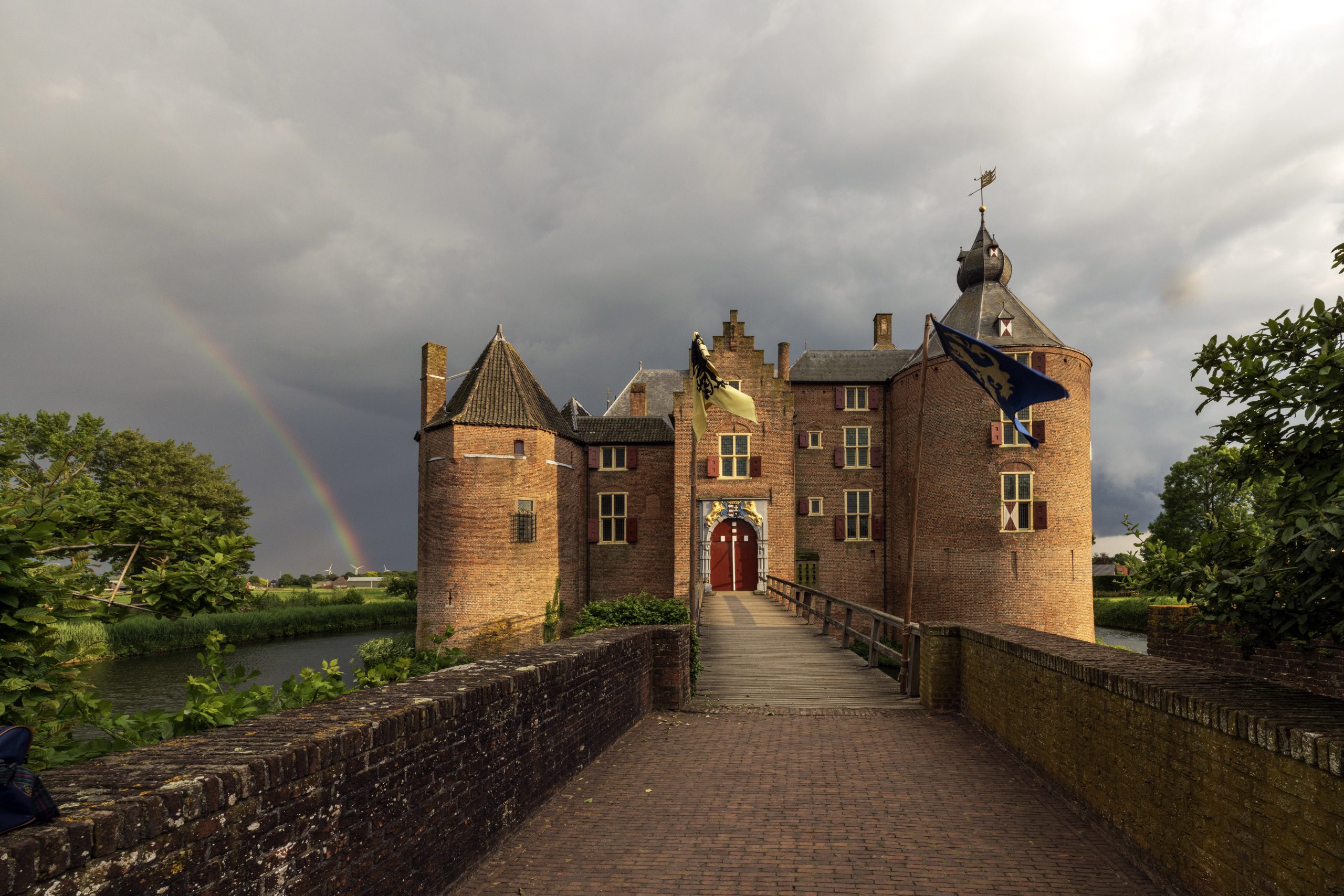 Kasteel Ammersoyen met donkere lucht en regenboog