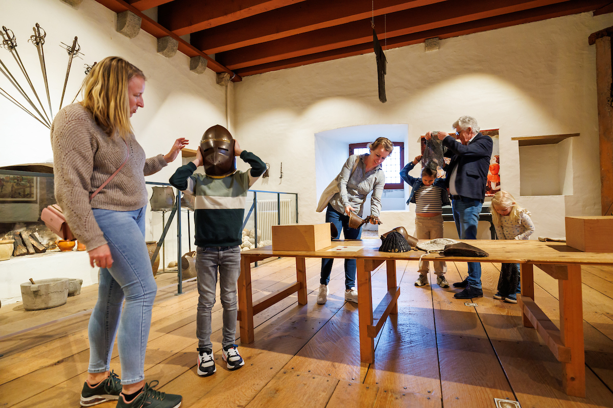 Helm en malienkolder passen in de wapenkamer van kasteel Ammersoyen