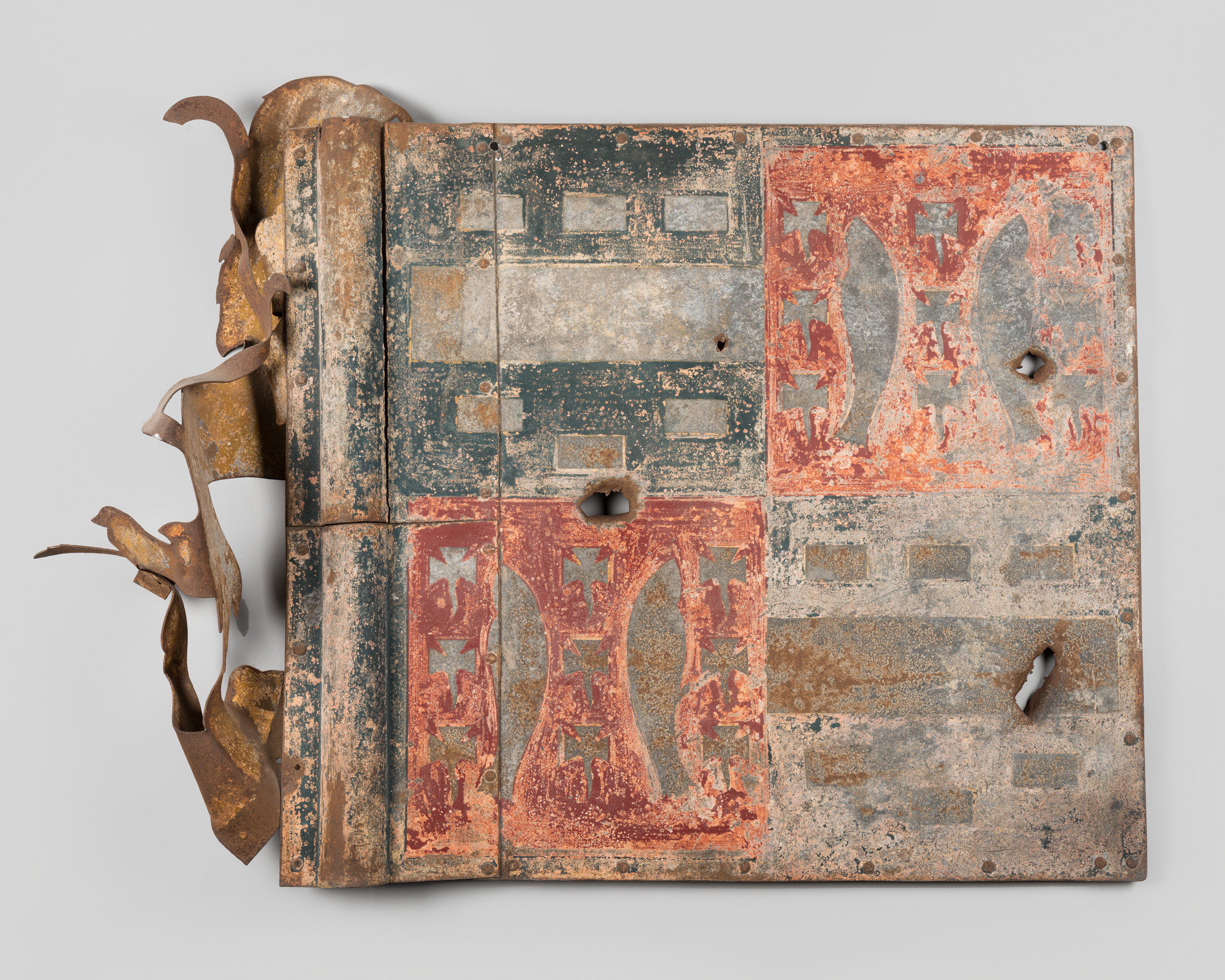 Windvaan met wapens van Brakell en Doorwerth - vervormd en doorzeefd door granaatscherven