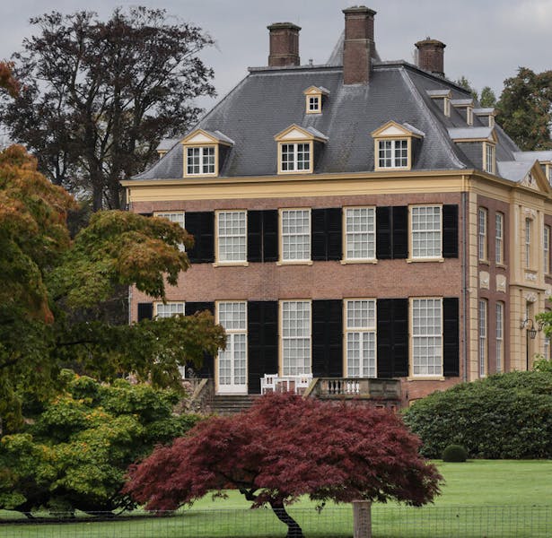 Huis Verwolde met herfst in tuin