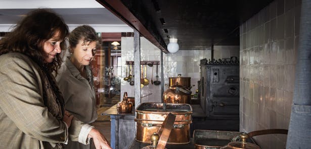 Historische keuken van kasteel Rosendael met bezoekers