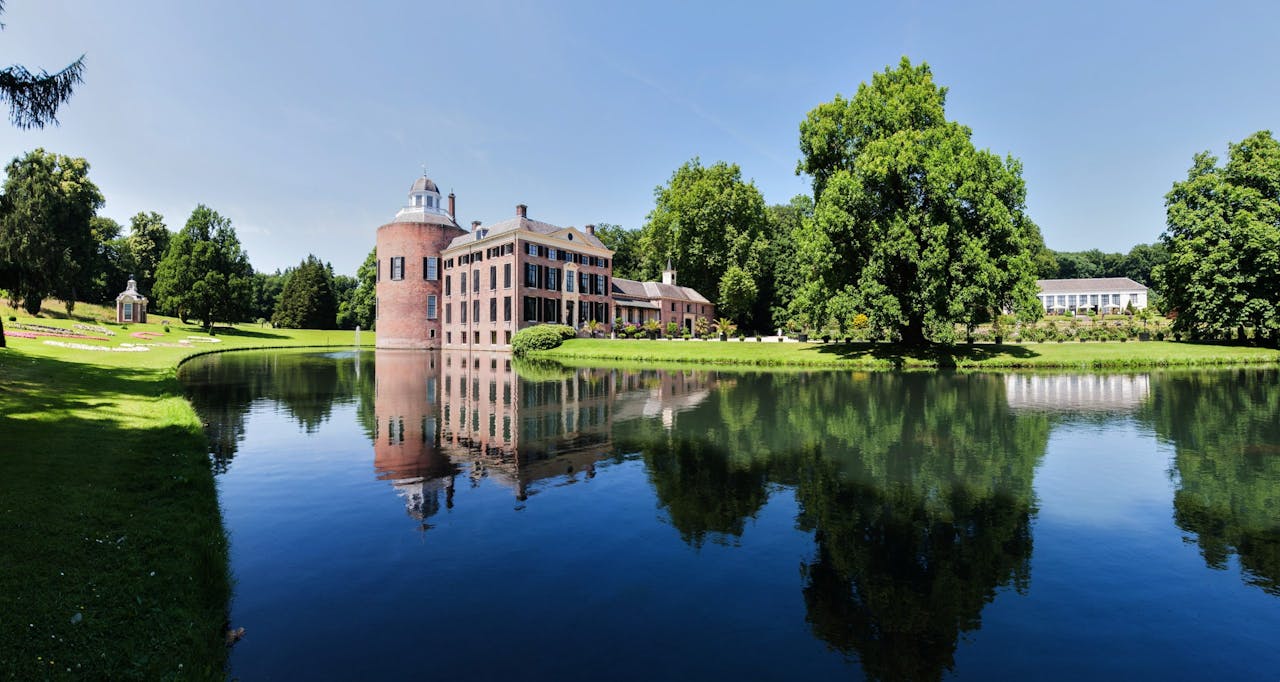 Kasteel Rosendael in de zomer, zijaanzicht met Donjon en hoofdhuis. Geen naamsvermelding nodig