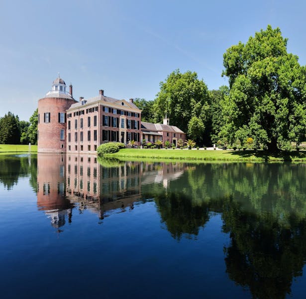 Kasteel Rosendael in de zomer, zijaanzicht met Donjon en hoofdhuis. Geen naamsvermelding nodig