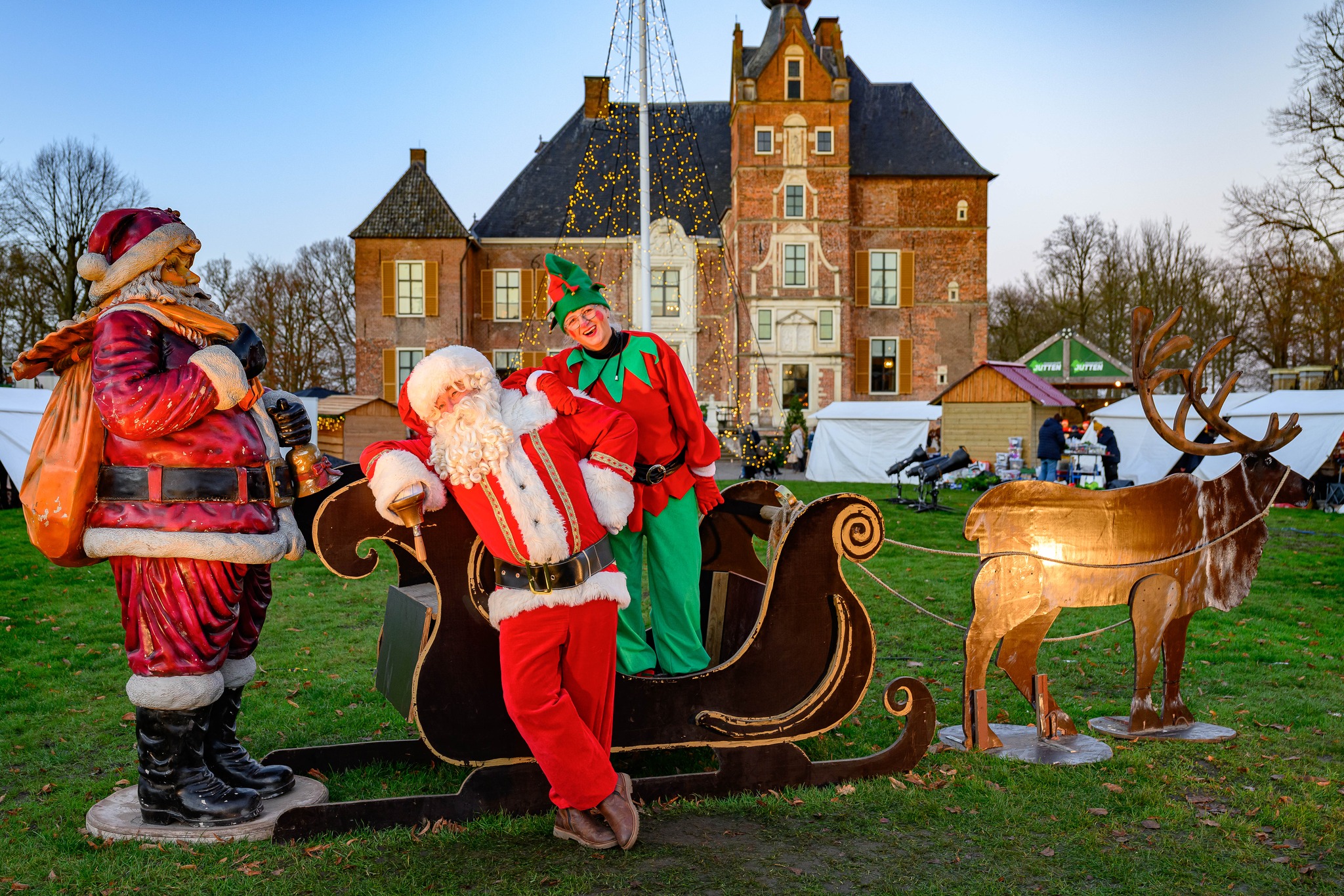 Cannenburch-kasteel-kerstmarkt2025-kerstman-en-elf.