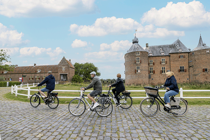 kasteel Ammersoyen, poortgebouw en fietsers