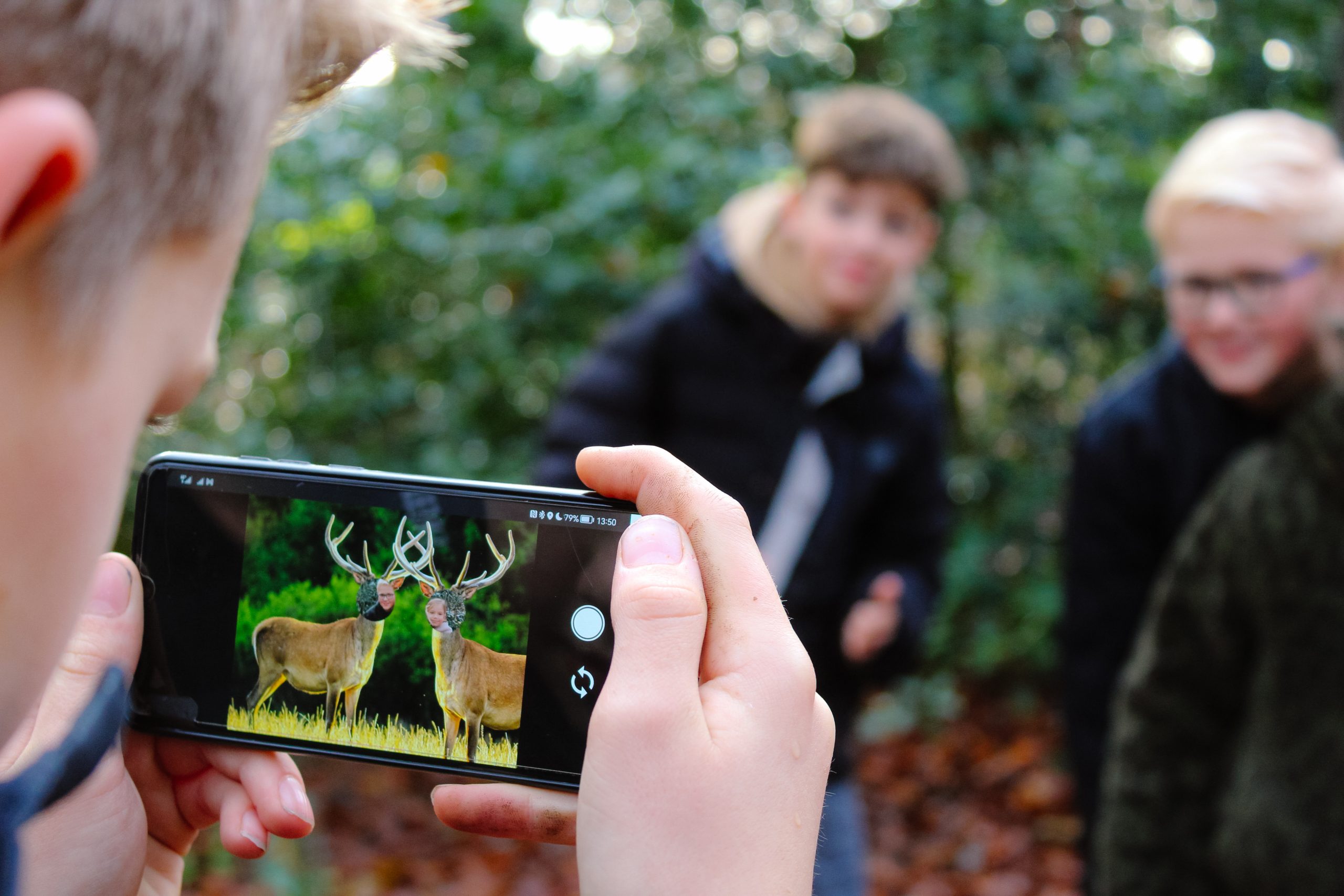 kinderen spelen de Nature Game in park Cannenburch