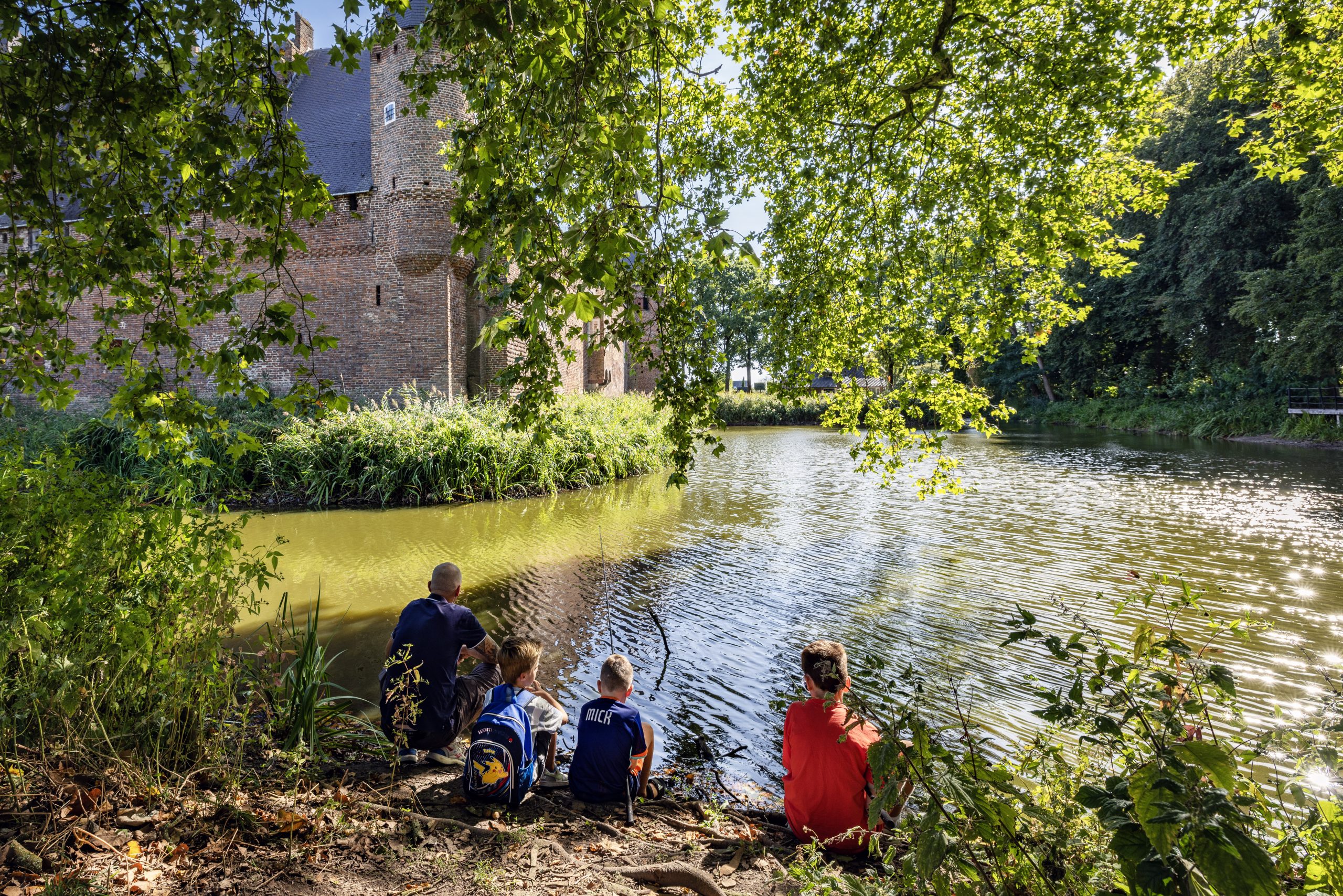 Zijaanzicht zomer Kids Weken bij kasteel Hernen