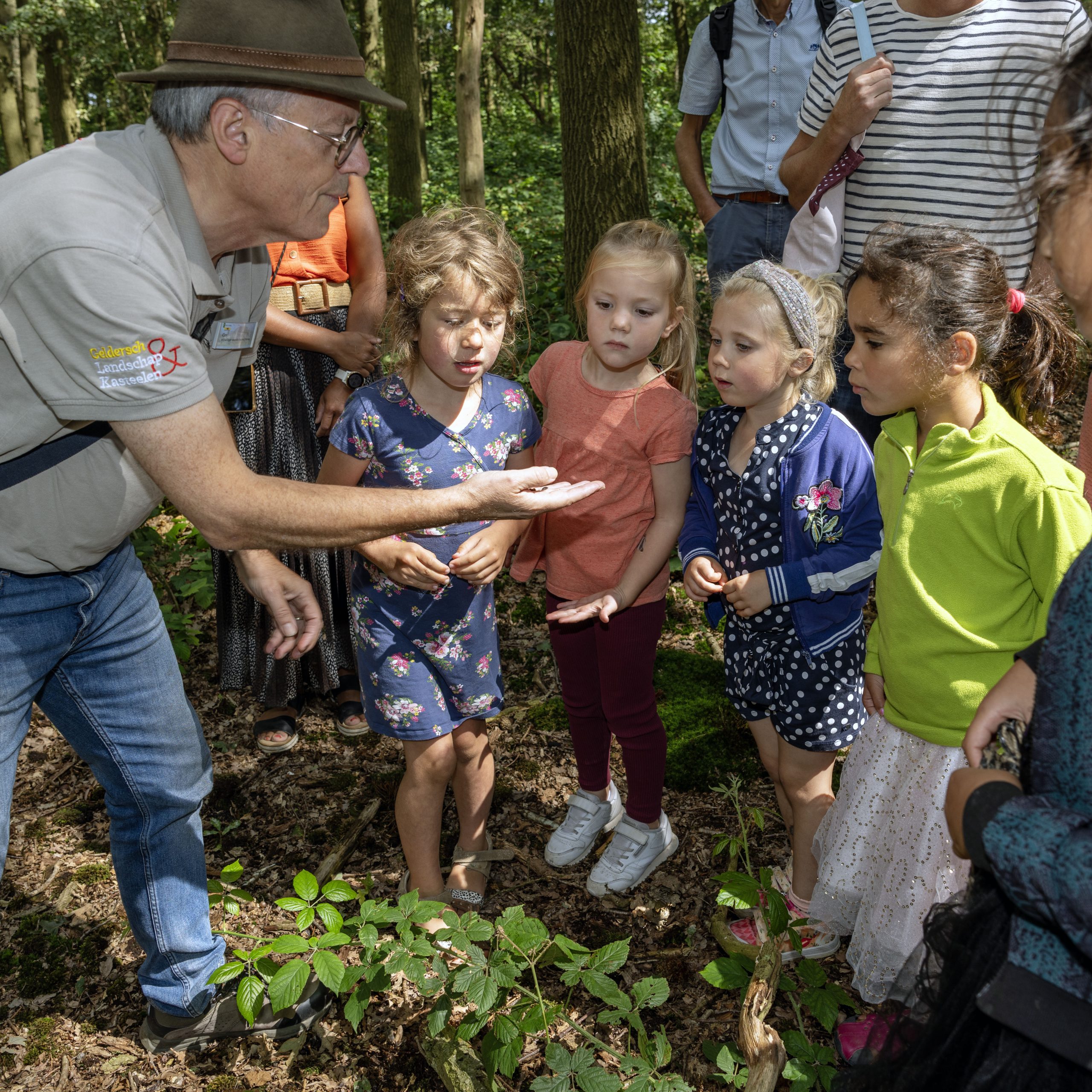 Een wandeling samen met vrijwillig boswachter Cor Custers rondom kasteel Hernen. Cor vertelde over het kasteel. Hoe het landschap er vroeger uitzag. De rode beuk, leeftijd. De linden op de oprijlaan van het kasteel. De moestuin. Uiteraard het bos. De bomen die er staan. De dieren die er leven. De das, konijnen. Naar het uitzichtpunt met de bebording van de steenovens. Langs de weilanden met de brandrode runderen. Weer terug naar het kasteel. Bij de gracht. Kijken naar het kasteel en veel informatie over al wat groeit en bloeit. Werkwijze van mij als fotograaf. Ik heb met deze groep eerst toestemming gevraagd. Iedereen gaf volmondig toestemming. Ik heb formulieren uitgedeeld en die zijn na afloop op het kasteel ingevuld. Ik zal zo goed mogelijk aangeven wie erop staan. Twee families hebben op één formulier hun naam ingevuld. Het zijn spontaan gefotografeerde foto's. Niet geregisseerd. Dat zou ook afbreuk hebben gedaan aan de middag en het genieten van de deelnemers.