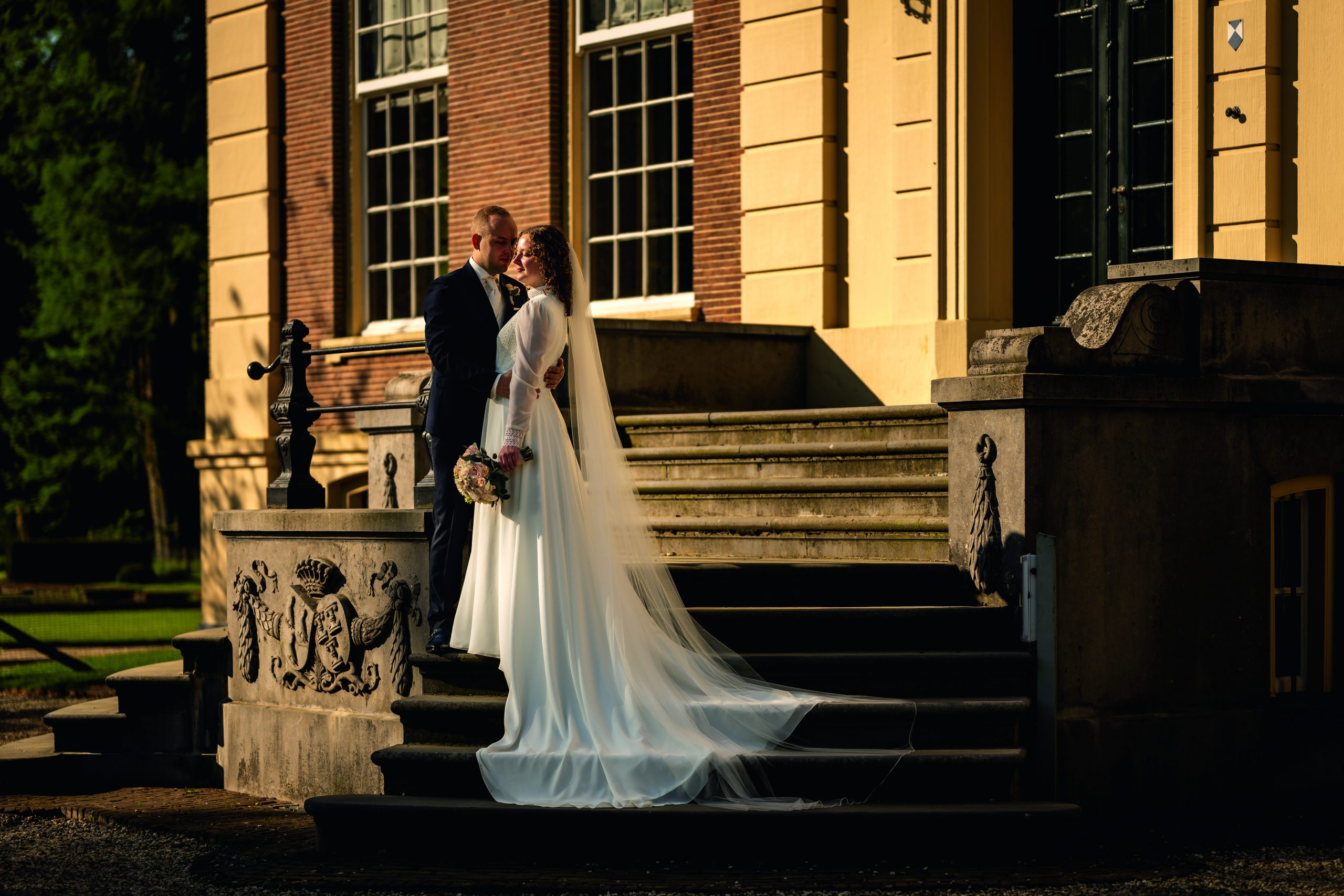 Bruidspaar op het bordes van huis Verwolde
