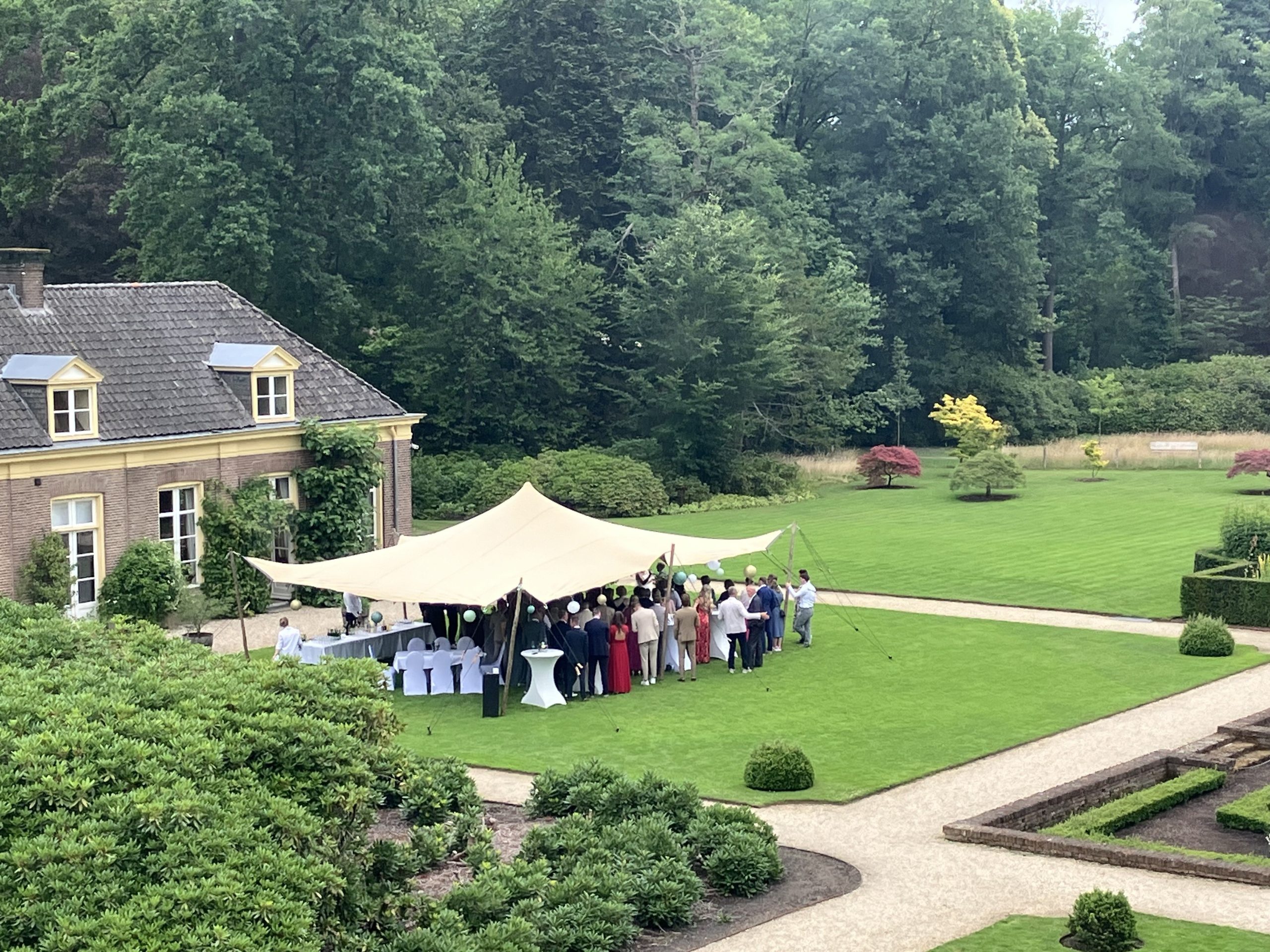 huwelijksfeest in de tuin van huis Verwolde