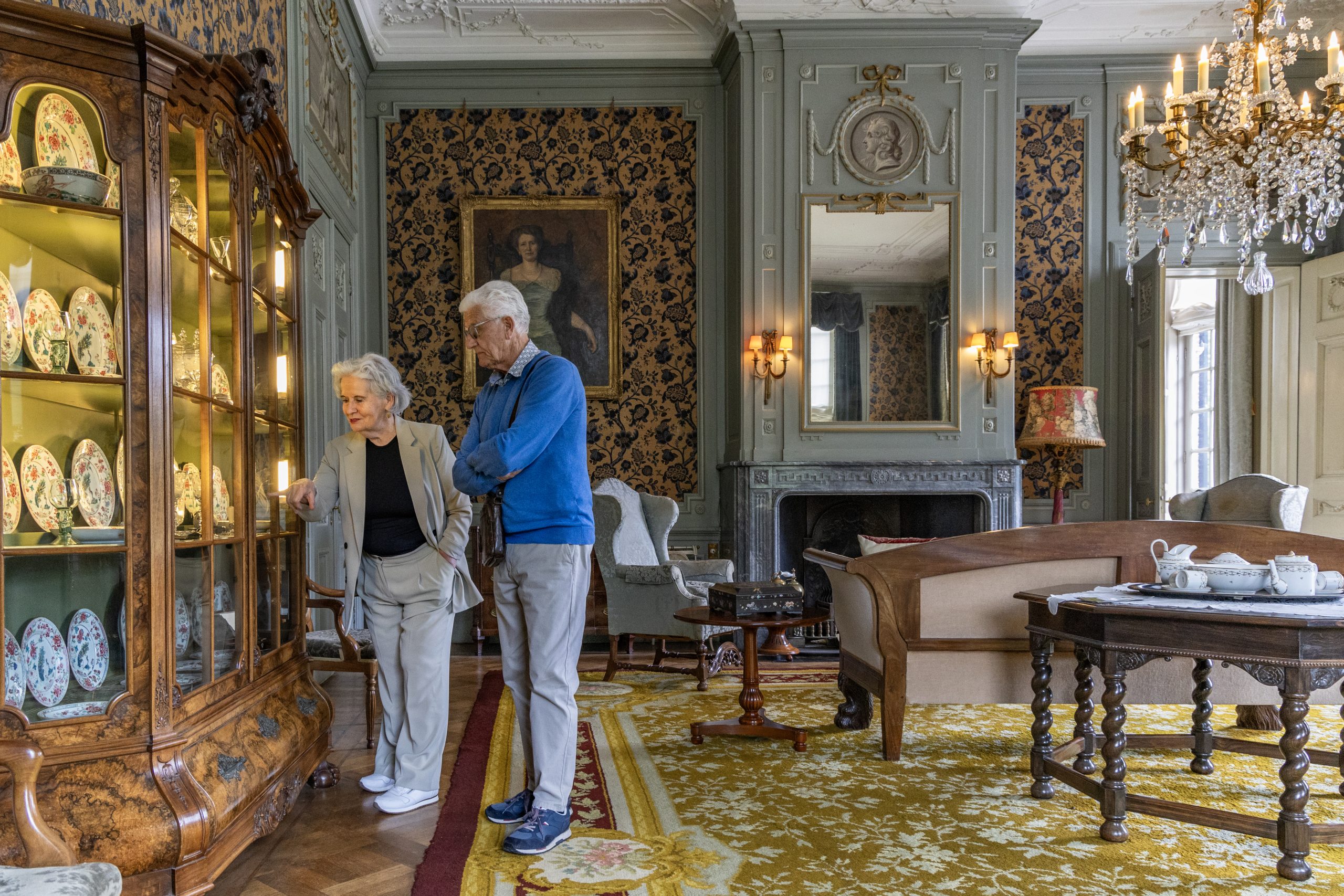 Een ingerichte zaal in huis Verwolde te Laren