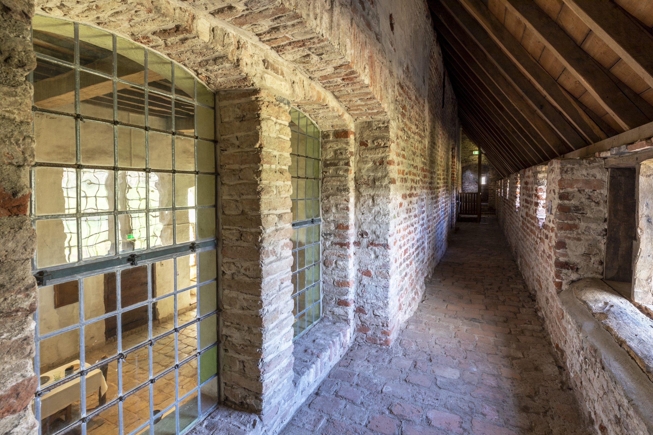 weergang noordvleugel met inkijk kleine ridderzaal