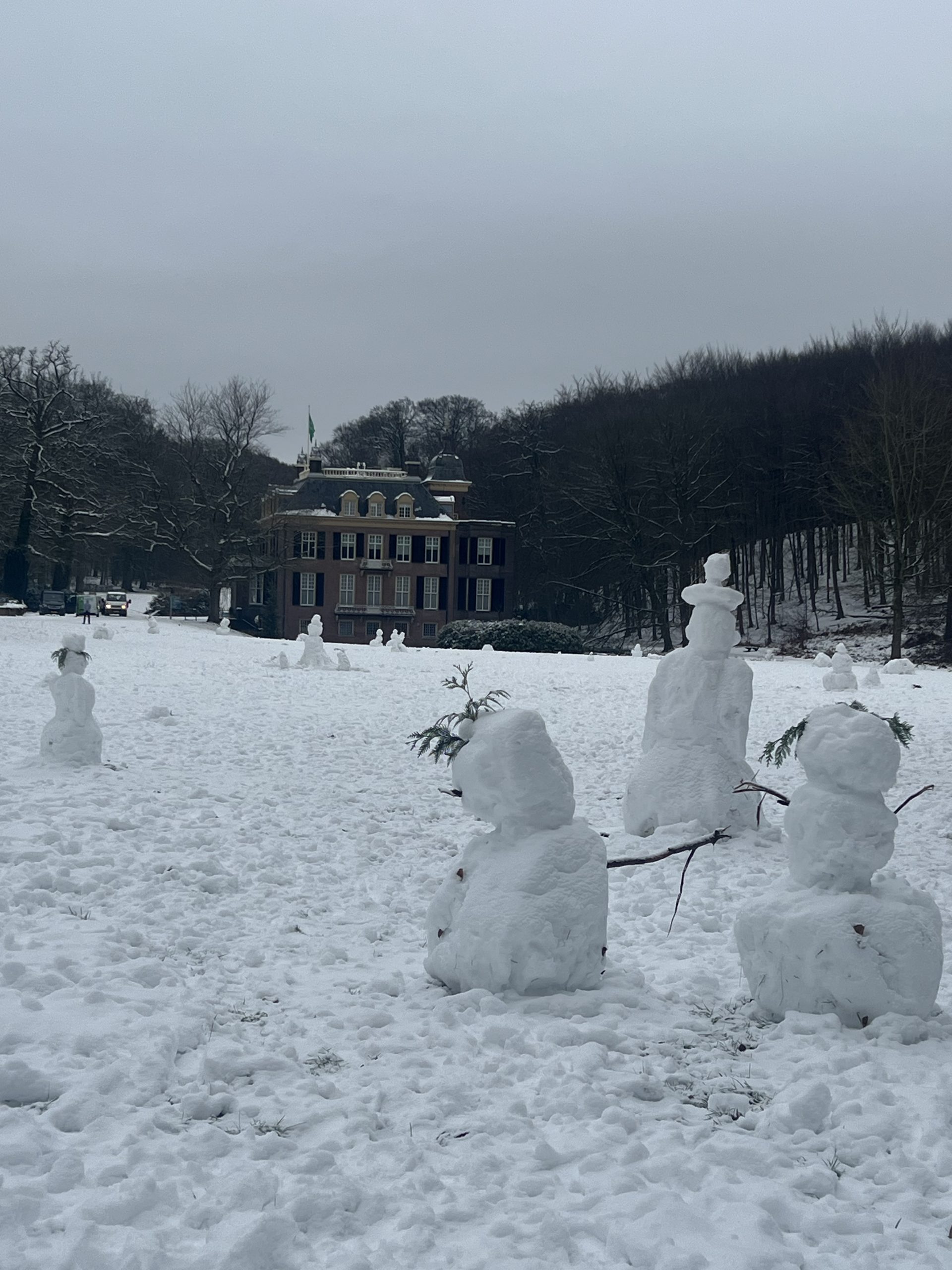 Een klein leger sneeuwpoppen voor Huis Zypendaal