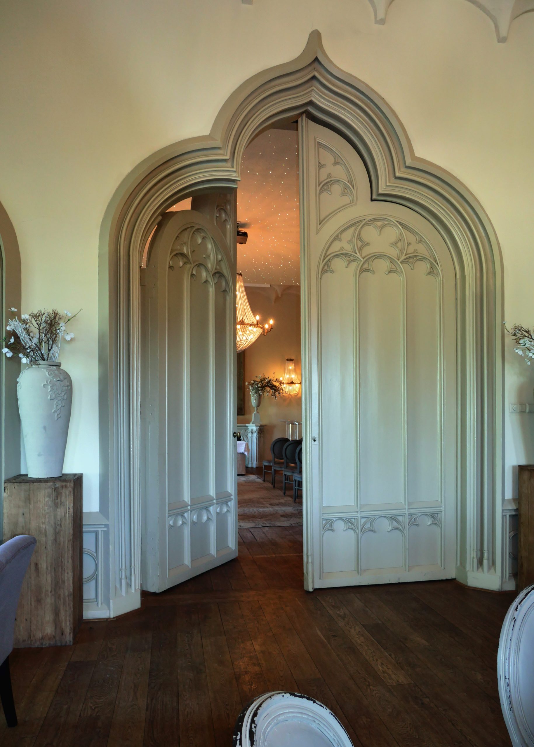 Een half openstaande deur op landgoed Schaffelaar