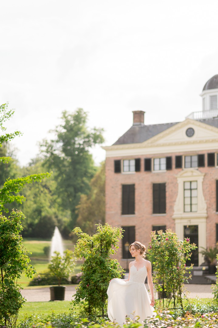 Bruid in de rozentuin van Kasteel Rosendael