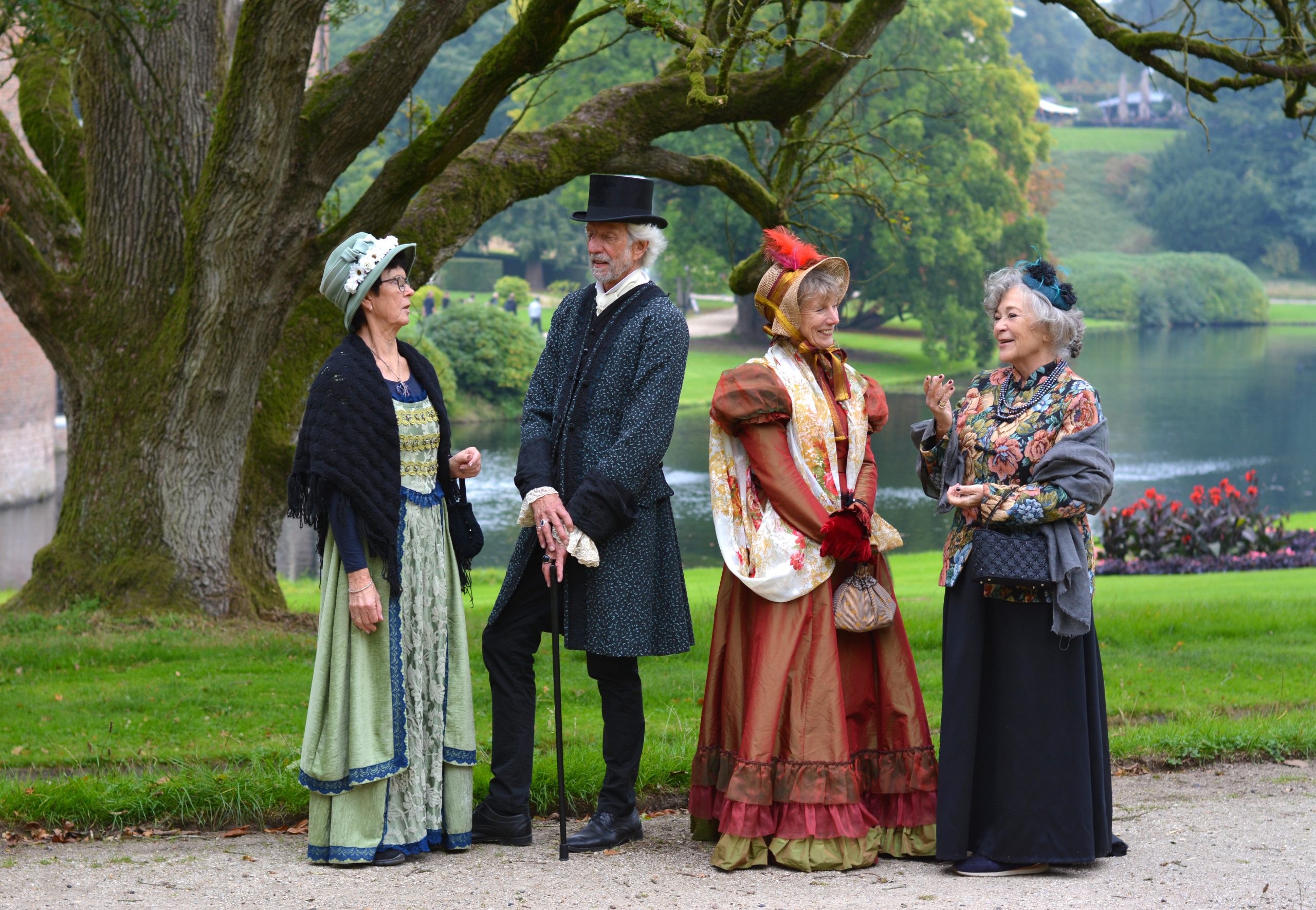 Hofdames en baron tijdens de vossenjacht in het park van kasteel Rosendael