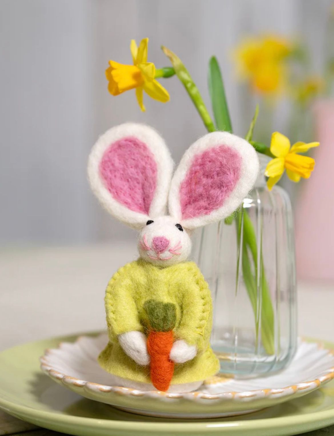 Een kleine vilten Paashaas op een schoteltje