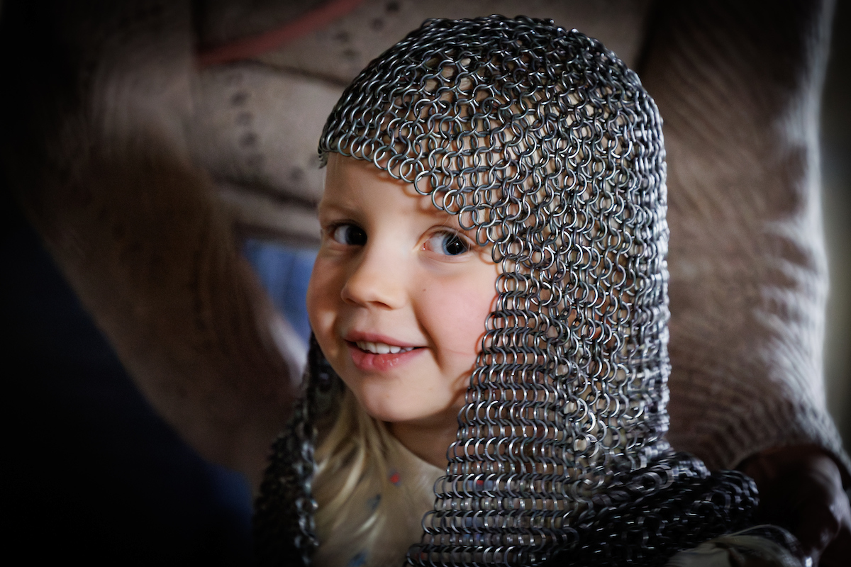 Portret van een kind met een maliënkolder over het hoofd, gefotografeerd in Kasteel Ammersoyen.