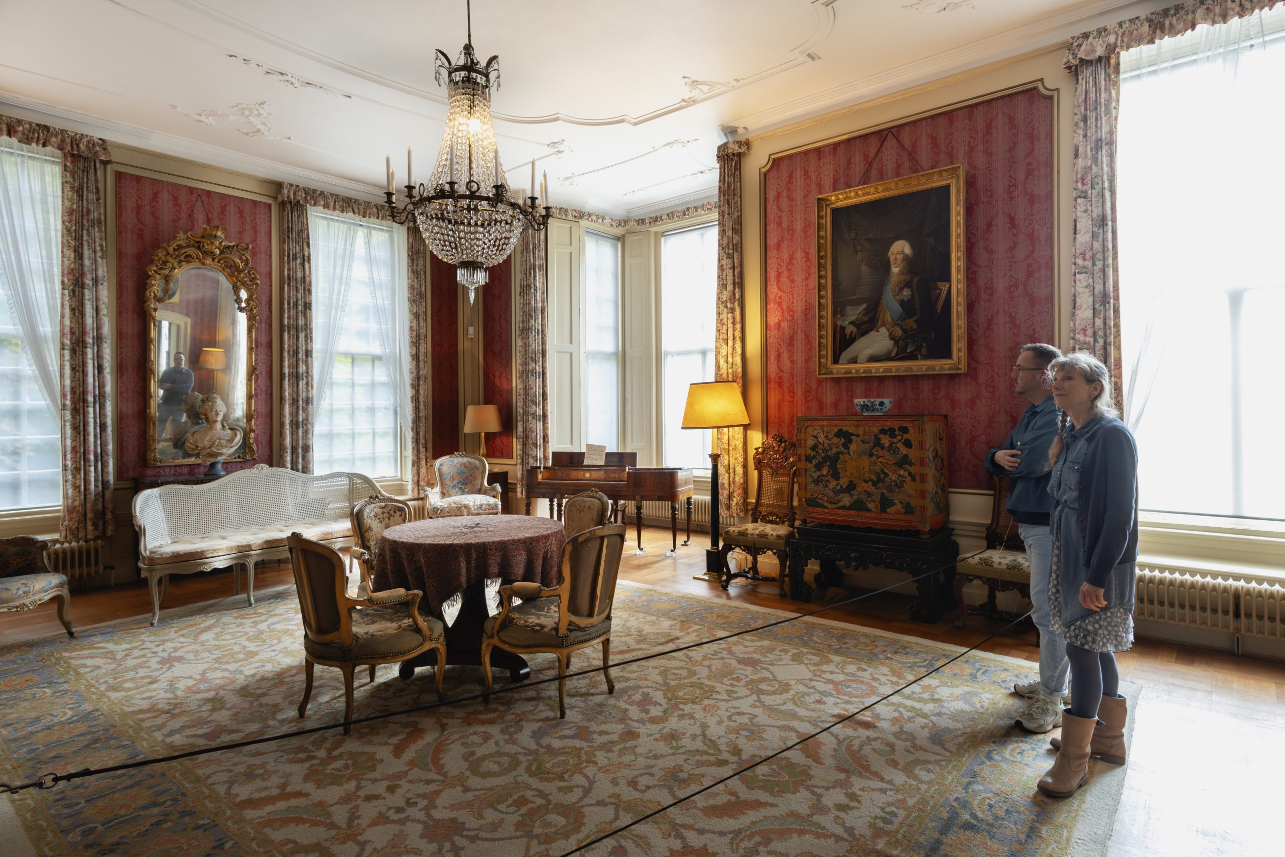 Rode salon in huis Zypendaal