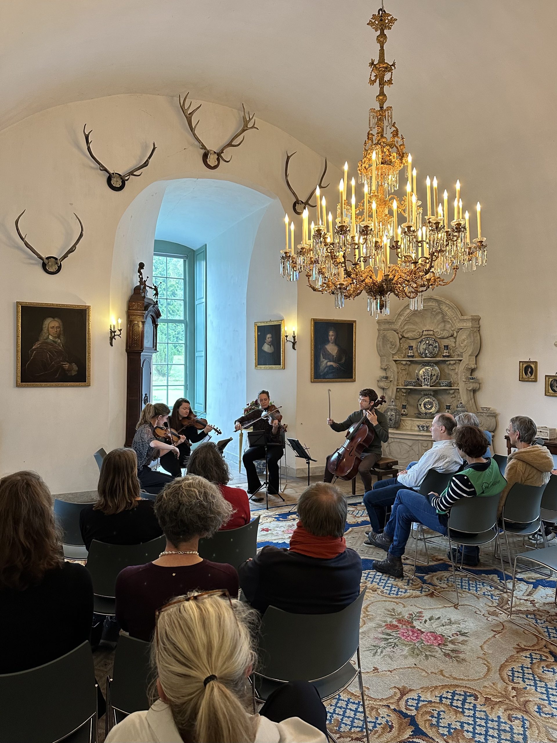 Torenzaal in kasteel Rosendael tijdens concert van Phion