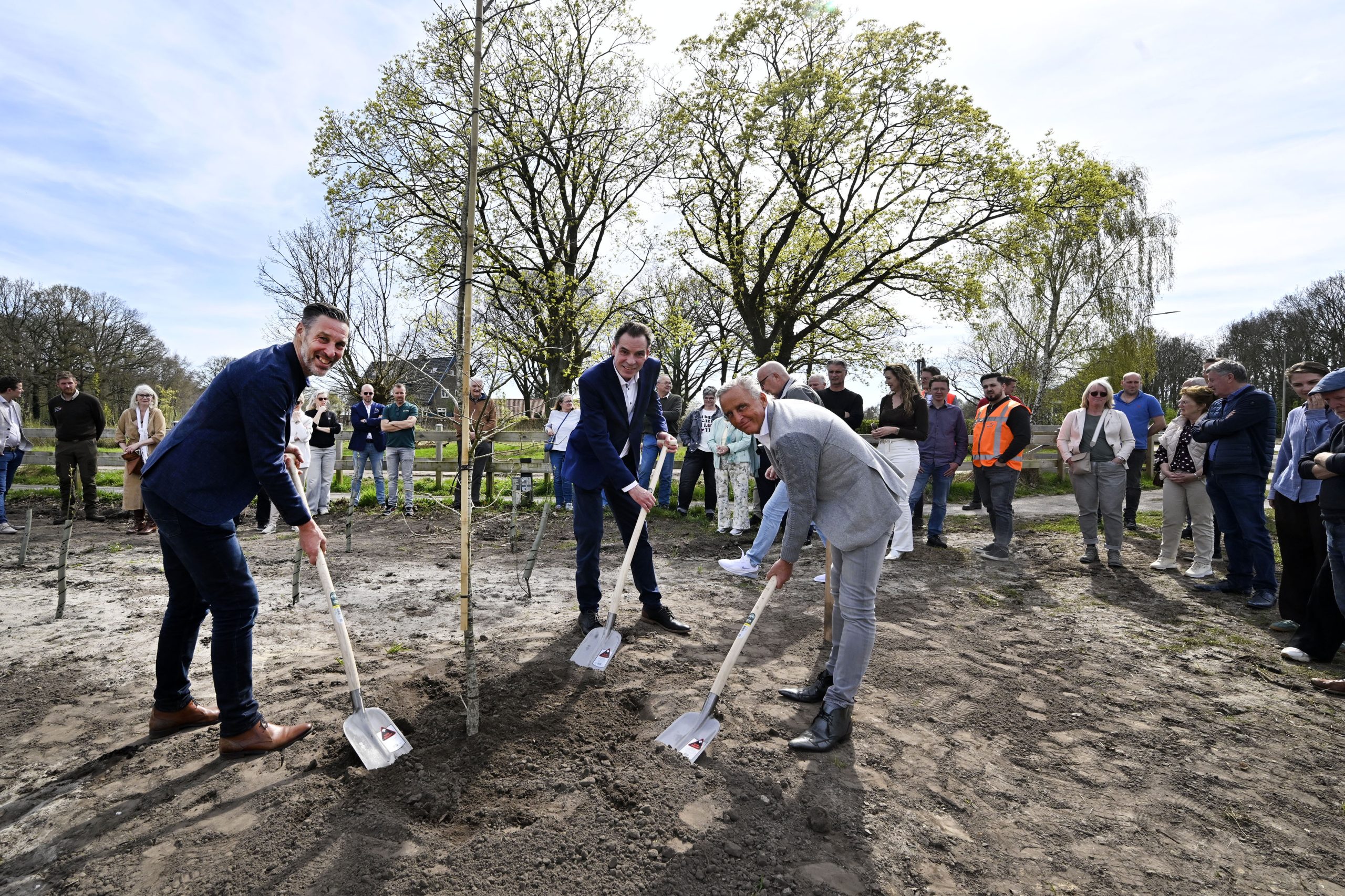 boom planten ter ere van uitbreiding Hoevelakense bos