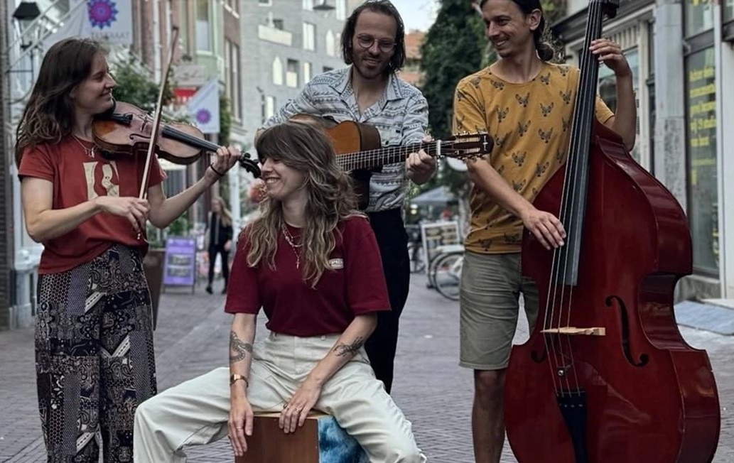 Arnhemse folkgroep wachtend op de Zomer spelend in de binnenstad