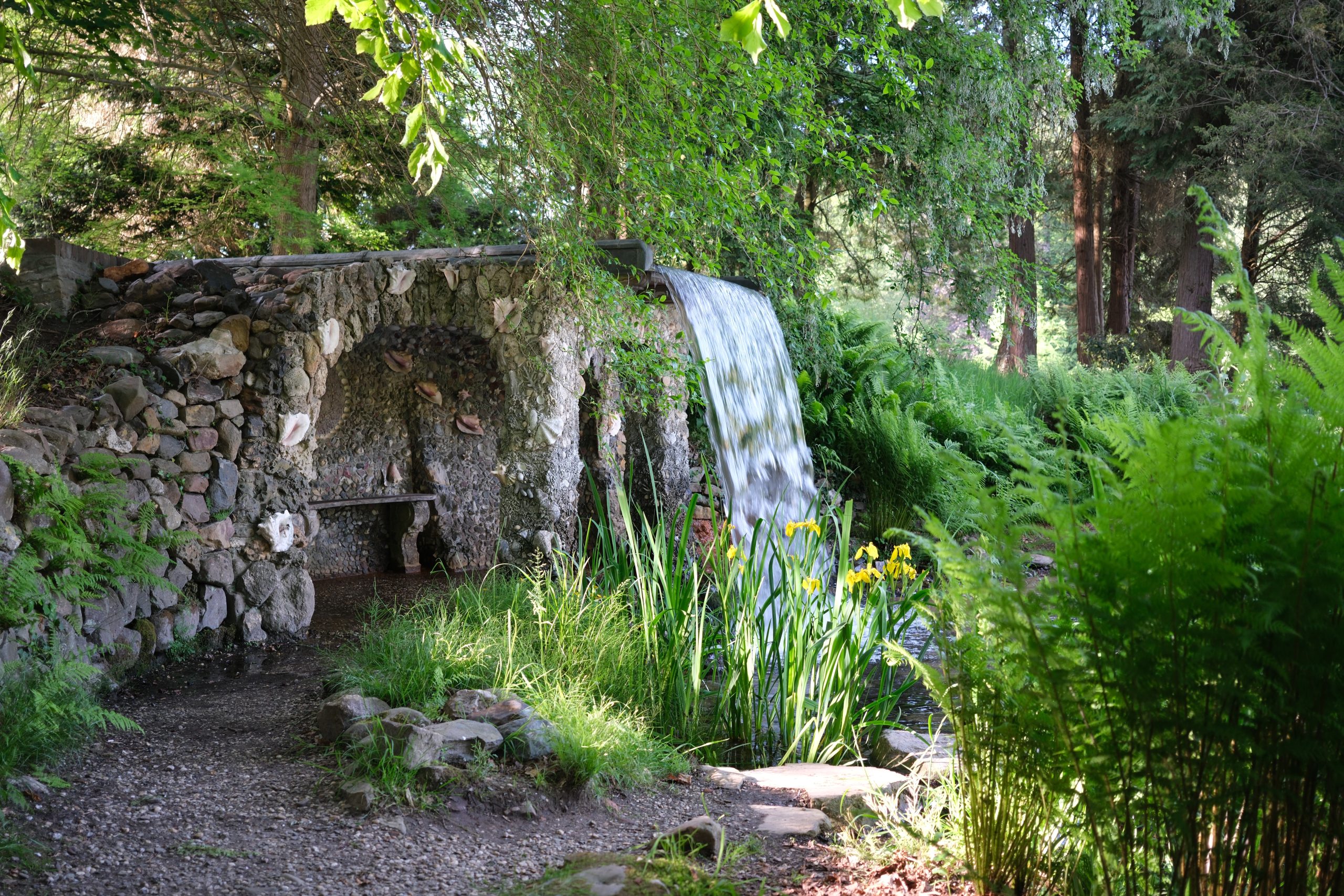 Schelpengrotje-met-waterval