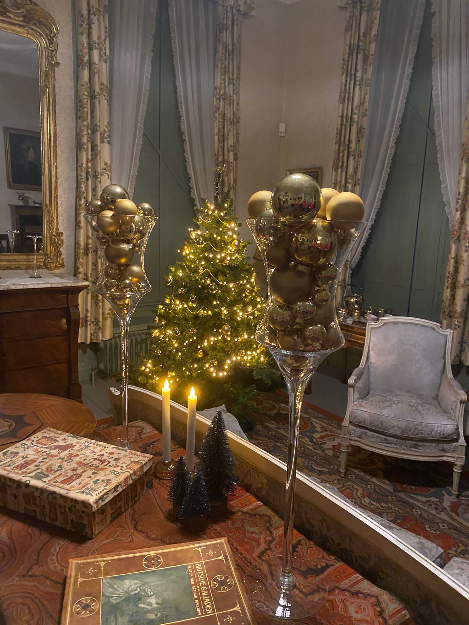 kerstversiering in de damessalon van huis Zypendaal