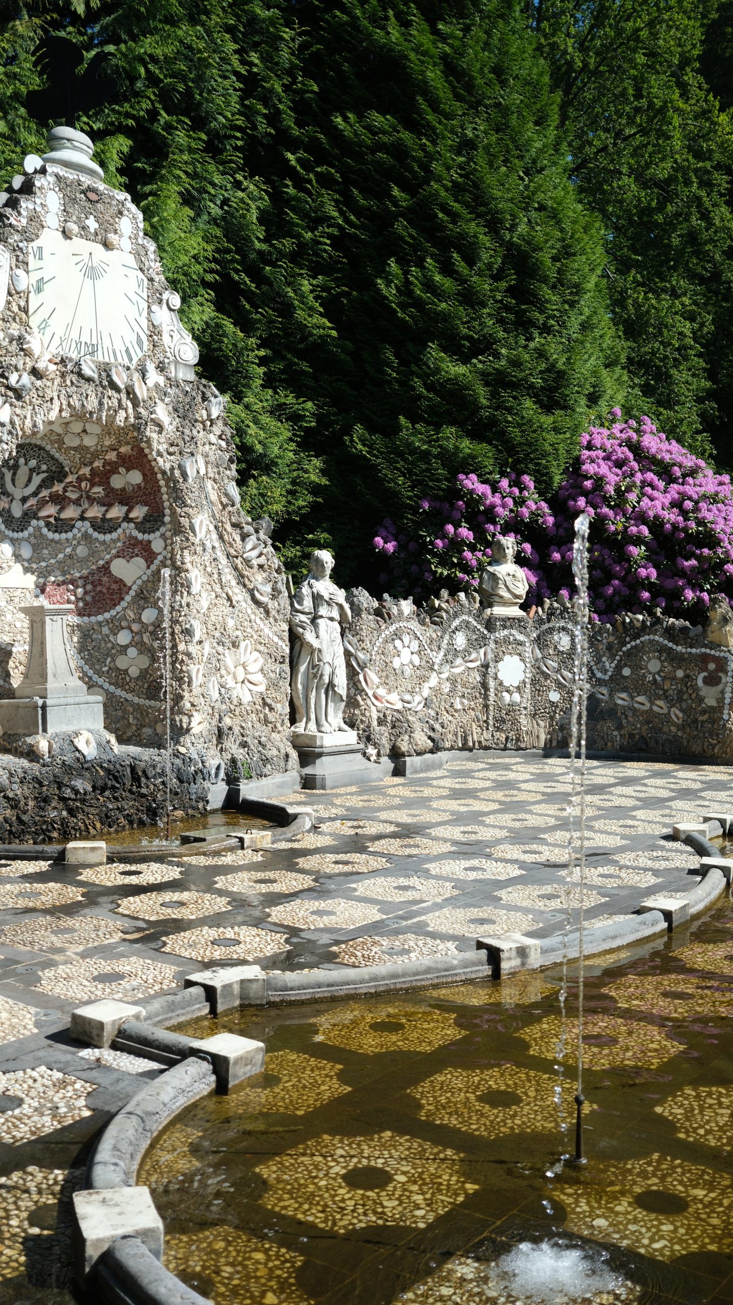 Kasteel-Rosendael-met-de-Bedriegertjes-eromheen-de-rododendron
