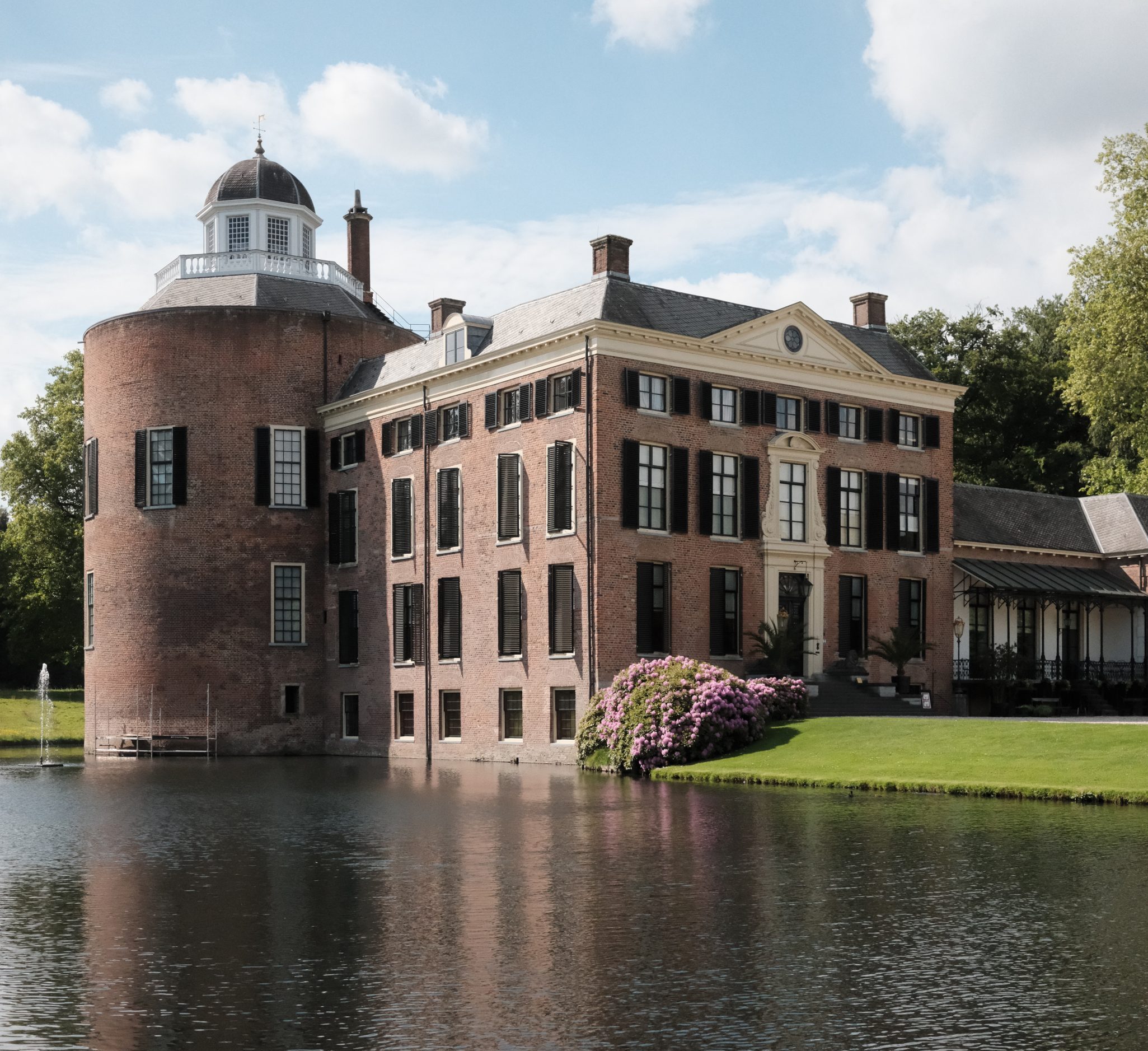Kasteel-Rosendael-aanzicht-vanaf-de-vijver
