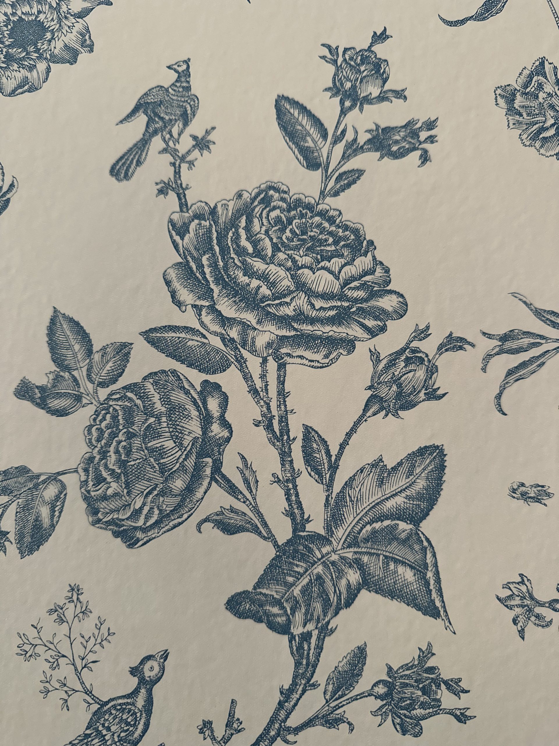 detail-van-behang-met-rozenmotief