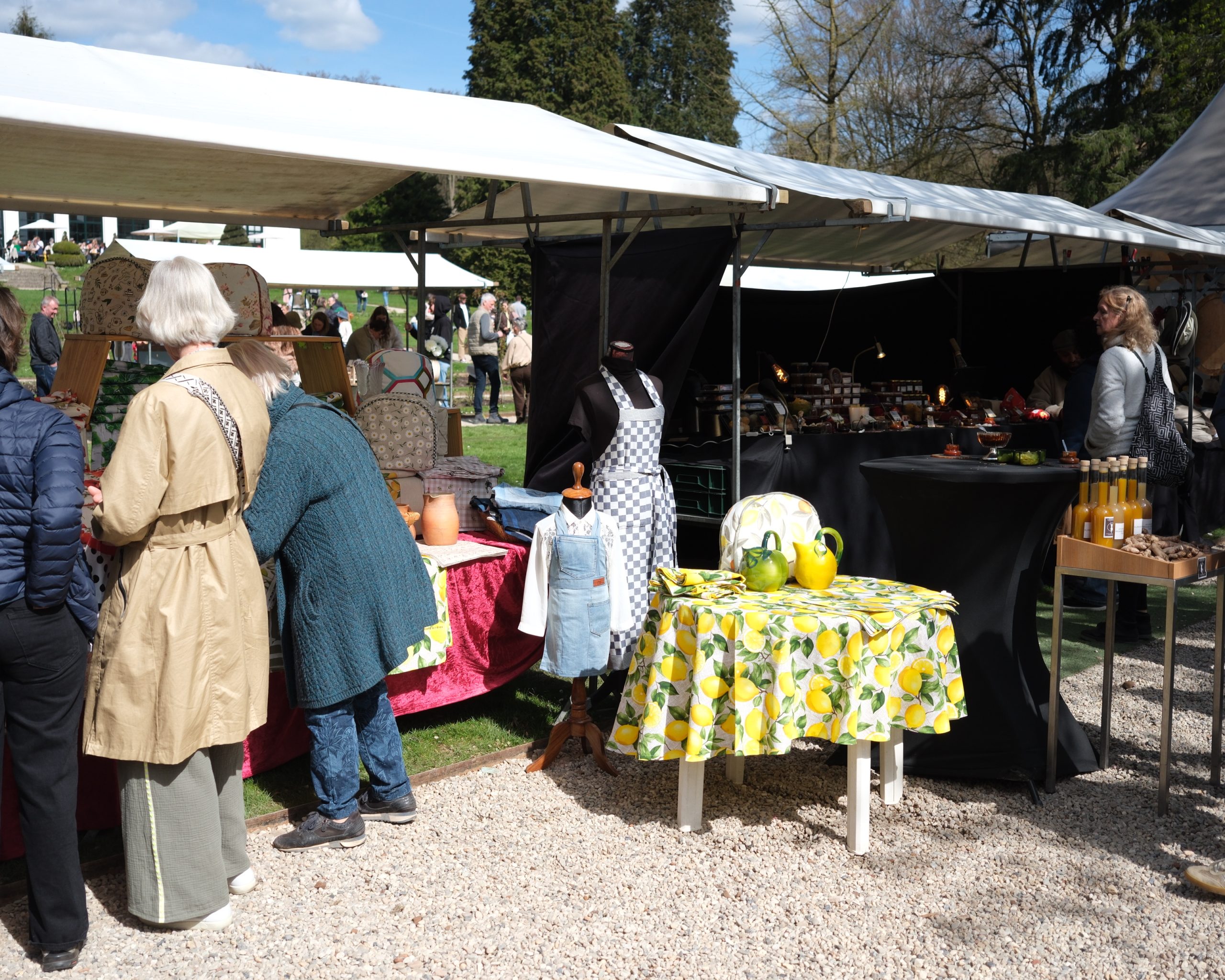 Fair-bij-kasteel-Rosendael-met-verschillende-kramen
