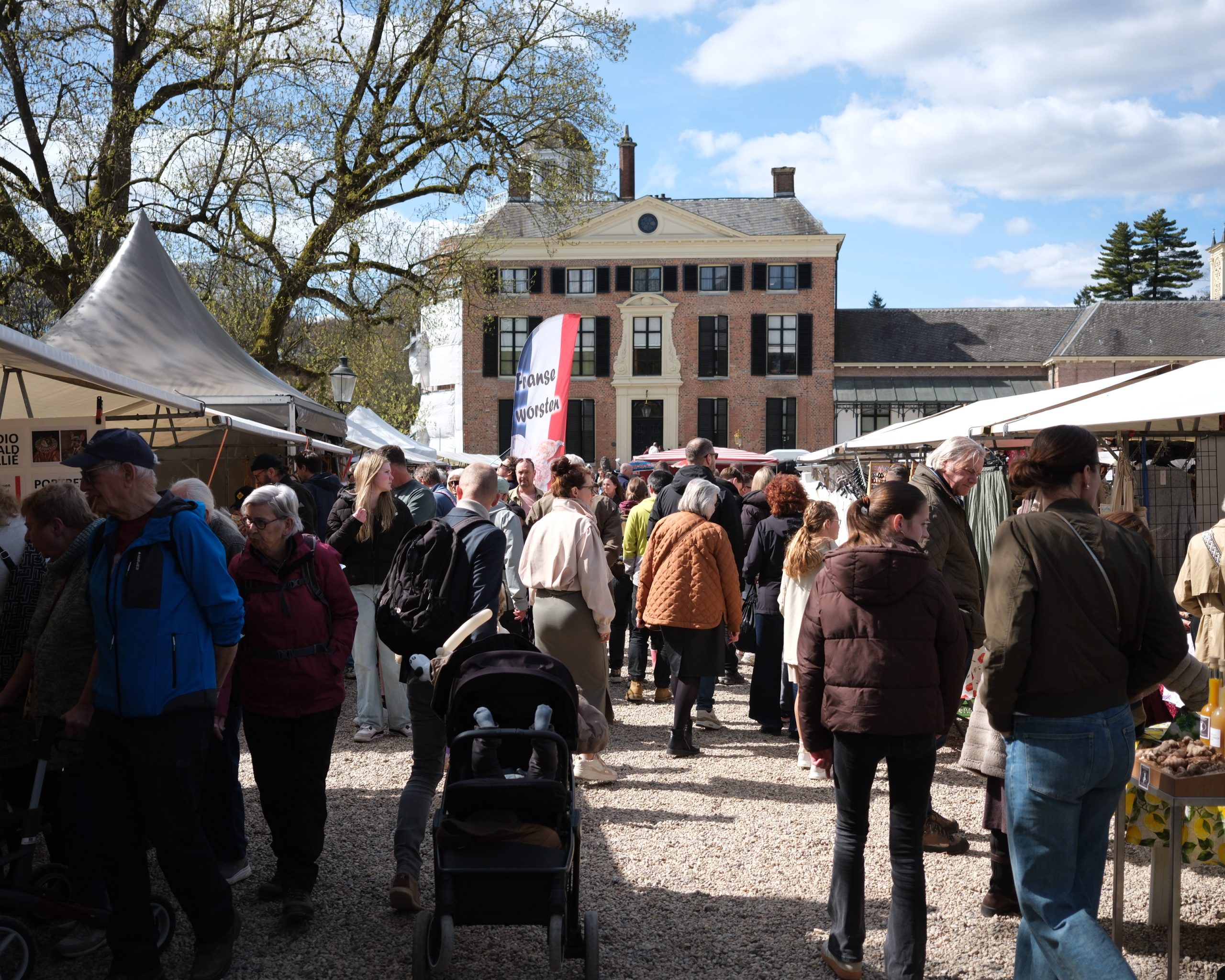 Fair-bij-kasteel-Rosendael-met-uitzicht-op-het-kasteel