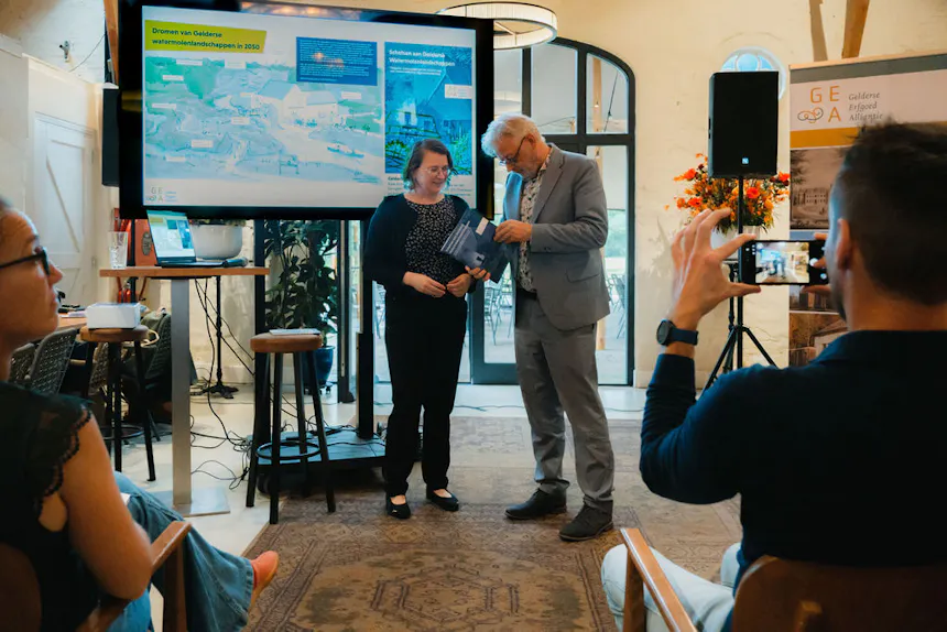Gedeputeerde Peter Drenth ontvangt de publicatie ‘Schetsen aan Gelderse watermolenlandschappen: vergeten watersystemen als sleutel voor een toekomstbestendige leefomgeving’