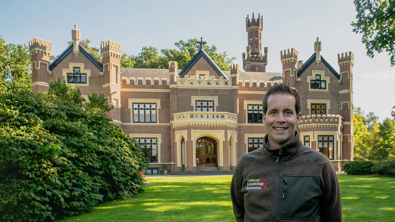 Bouwkunde medewerker Leon voor kasteel Schaffelaar